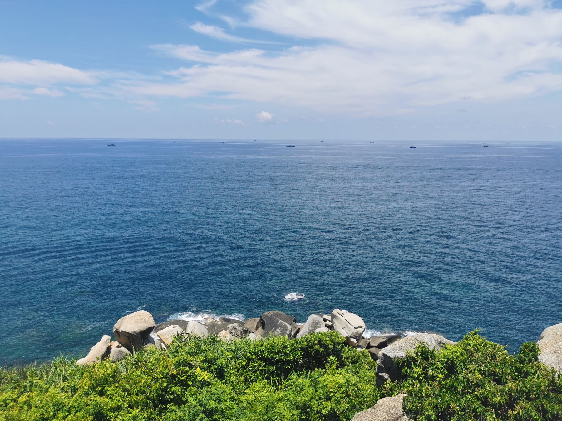 三亚海岸与蓝色海面